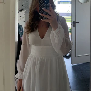 Vit klänning!  - Jätte fin vit klänning perfekt till studenten, skolavslutningen eller bröllop! Använd endast 1 gång! Jätte fin och väldigt fin skick! Köpt för 700kr!