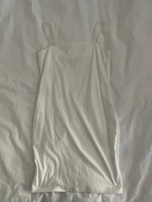 Tajt klänning  - Vit tajt klänning från Showpo, ganska tjockt material