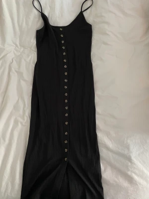 Klänning  - Lång klänning med knappar