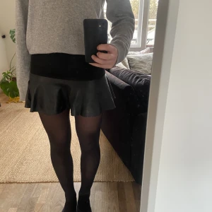 Skinn kjol - Jätte snygg  kjol med läder nedtill💓