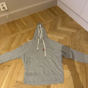 Zadig tröja  - Jag säljer denna Zadig tröja, jag köpte den på Zadig butiken på Birger Jarlsgatan för kanske ett år sedan. Om jag minns rätt kostade den 1250