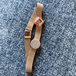 Pandora reflexions armband  - Pandora rosa guld armband värt 1399 kr plus berlock för 499 varsin berlock .   Säljer för köpte något annat. 