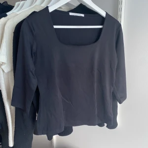 Trekvartärmad topp - Så fin trekvartsärmad svart topp💗💗kan inte hitta npn storlek på den men den passar bra på mig som är en xs/s 