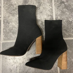 Skir - Klackskor som nästan aldrig är använda, för små för mig. Storlek 36.  