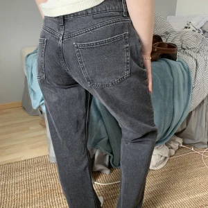 Zara jeans - Populära jeans från Zara. Knappt använda, precis som nya. Skriv för mer bilder🌼