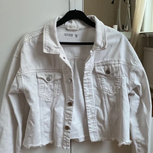 Jeansjacka  - Säljer denna vita jeansjacka🤍