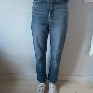 Blå Carin Wester jeans i stl 34. Nypris 500 önskar 200 kr 💕(Jag är 164 cm lång)