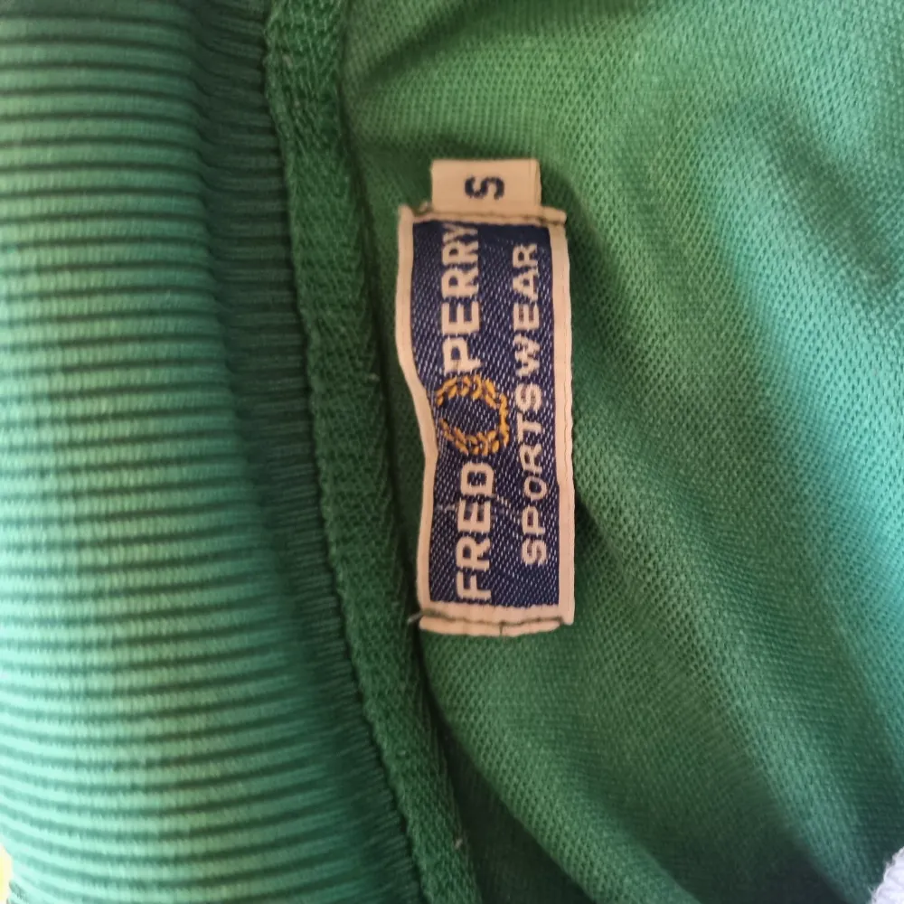 Fin oldschool tröja/jacka från Fred Perry. Använd endast ett antal gånger.. Hoodies.