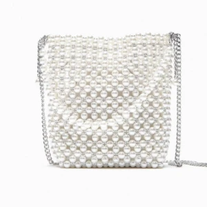 Pärlväska zara - Fin pärlväska från zara! Använd en kväll och är i nyskick! Nypris är 400 kr!