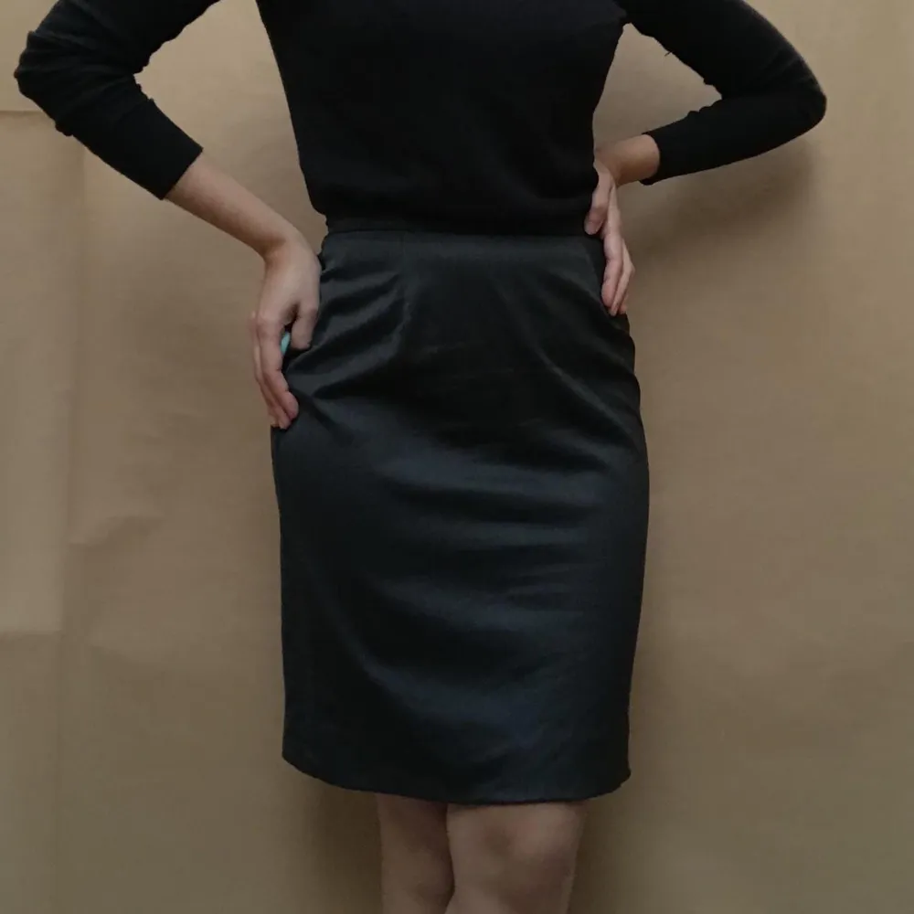Pencil skirt with side stitch. Back zipper detail.  Constructed with Deadstock Scrap Runway Designer Wool Fabric  49 CM/ 19.3 IN Length  66 CM/ 26 IN Waist  78 CM/ 30.7 IN Hips. Kjolar.