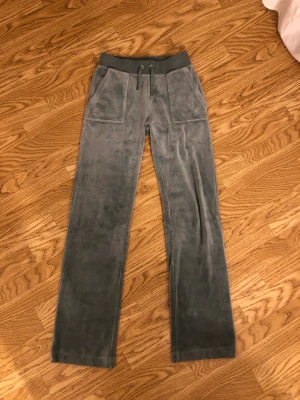 Juicy couture  - Intresekoll 💕inte använda så mycket . Knappen åkte av när vi tvättade dom  skriv för mer frågor 💕bra skick . Frakten är redan inräknad 💕har tyvärr inte kvar knappen till snöret 