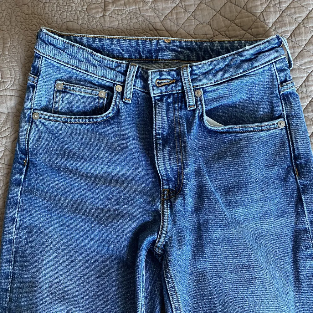Säljer nu mina ARKET jeans, modell ”flared cropped” i storlek 27 (sitter som XS/S). Superfina men använder inte.. Jeans & Byxor.