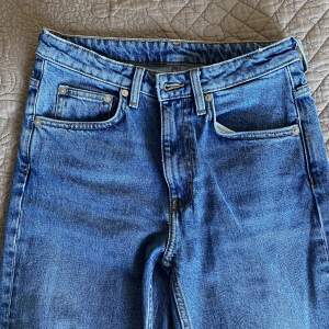 Säljer nu mina ARKET jeans, modell ”flared cropped” i storlek 27 (sitter som XS/S). Superfina men använder inte.