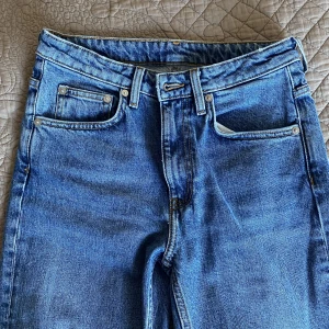 ARKET jeans  - Säljer nu mina ARKET jeans, modell ”flared cropped” i storlek 27 (sitter som XS/S). Superfina men använder inte.
