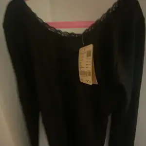 långärmad spets tröja som var köpt i paris, aldrig använt eller något (lapp finns kvar) 