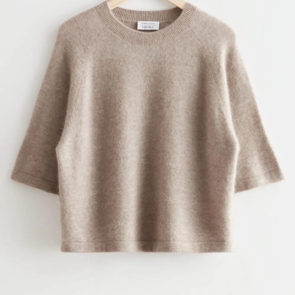 Säljer en beige kortärmad tröja från & other stories i storlek S. Cashmere liknande material. Mycket bra skick och använd fåtal gånger. Skriv för fler bilder! 🧸. Stickat.