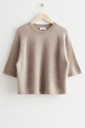 Kortärmad tröja & Other Stories - Säljer en beige kortärmad tröja från & other stories i storlek S. Cashmere liknande material. Mycket bra skick och använd fåtal gånger. Skriv för fler bilder! 🧸