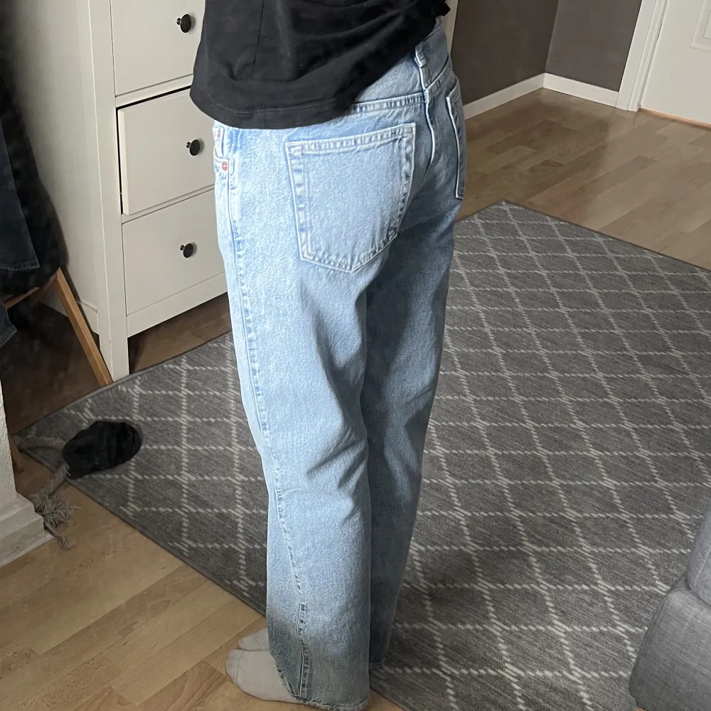 Säljer dessa superfina lågmidjade jeans ifrån weekday i storlek 25/32.  (Jag har vanligtvis stl 34 i jeans)  Kan skickas, köparen står för frakten. Jeans & Byxor.
