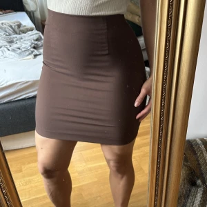 Brun kjol - Världens skönaste bruna pennkjol Med resår på insidan i midjan och dragkedja i sidan, lite stretchigt material. Nyskick Passar s-m