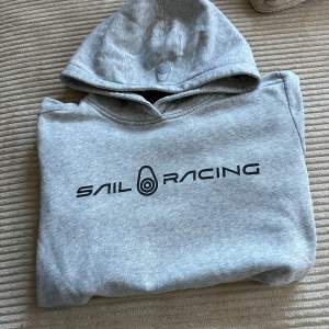 En grå sail racing hoodie , i nyskick perfekt nu till våren storlek 170 men kan passa storleken S 