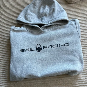 Hoodie  - En grå sail racing hoodie , i nyskick perfekt nu till våren storlek 170 men kan passa storleken S 