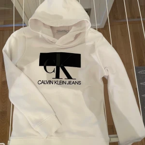 Calvin Klein jeans  - Ny, endast provad. Liten i storleken så skulle säga att 140 är mer korrekt