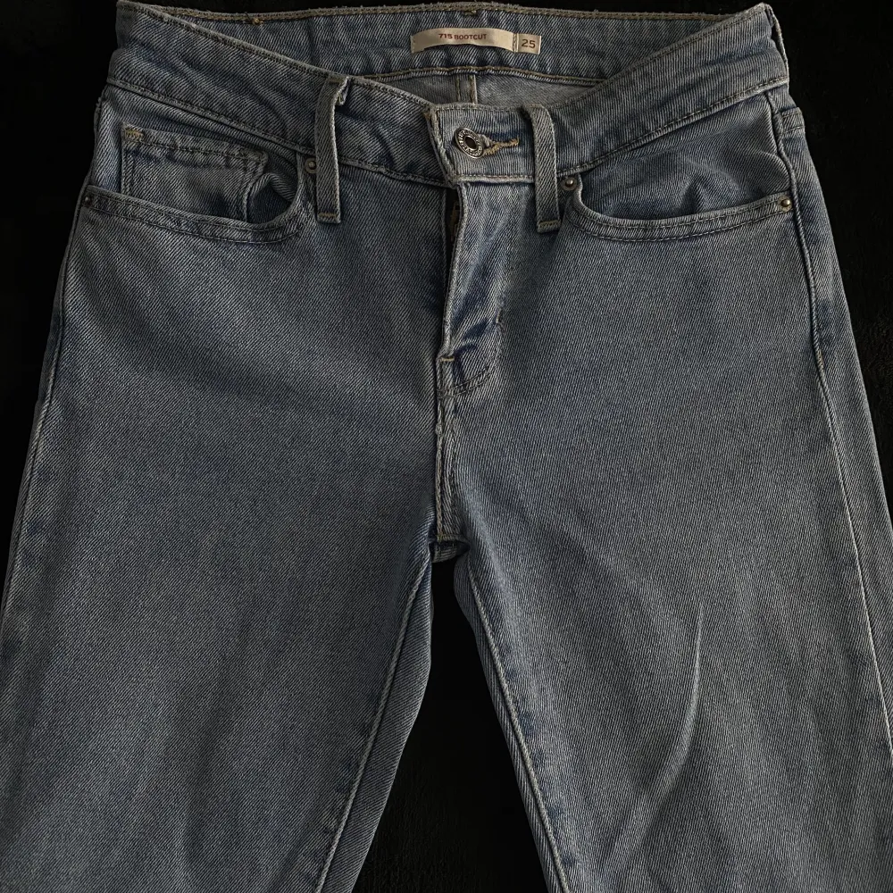 Säljer dessa Levis Jeans endast använt ett par gånger. Bootcuts. Jeans & Byxor.