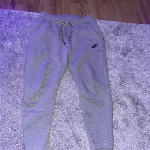 Nike tech byxor - Helt nya och oanvända Nike tech byxor