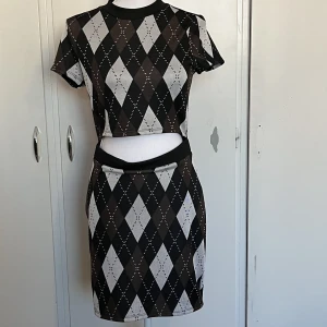 Klänning  - Bra skick! Stämmer i storlek,använd fåtal gånger <3