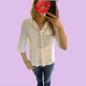 Söt blus/skjorta med trekvarts ärm💓 - Blus-skjorta från &otherstories🌸 jätte fin med bra kvalle! Fraktas strykt och nytvättad! Köpare står för frakt😊