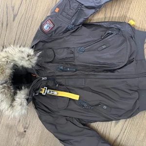 Parajumpers 210 Squadron Bomber - Storlek L  Passar mig perfekt 183cm och 85kg. Haft den några år men använd Max 10 gånger. 