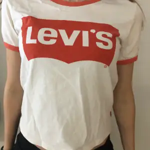 Levis T-shirt dm för mer info
