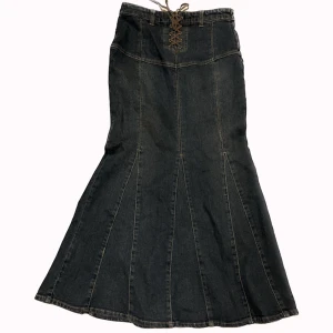 Vintage jeans maxikjol  - Så snygg vintage jeans-maxikjol! så fin till våren nu! 😍PS: kolla igenom mitt konto ni kommer hitta många Y2K och vintage plagg! 