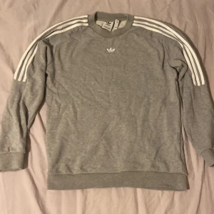 Grå Adidas tröja - En grå adidas originals tjocktröja i storlek M, den är skön och i bra skick 