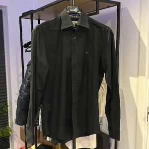Burberry skjorta  - Svart burberry skjorta i nyskick, 9/10. Storlek S, nypris ca 3500kr. Vid frågor och funderingar är det bara o höra av sig!