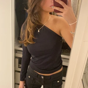 Off shoulder topp - Fin off shoulder topp från Zara som aldrig är använd. Storlek M