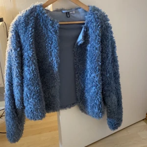 Jacka  - jätte mysig jacka i fint skick