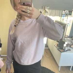 Sweatshirt  - Säljer denna fina lila tröja från monki, använd fåtal gånger så i fint skick. Materialet är lite tunnare.