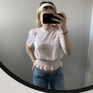 Prickig blus - Gullig blus från Gina Tricot! Superfint skick men säljs då den aldrig används och har bättre nytt hos någon annan! Frågor? Bara att skriva!💝☺️