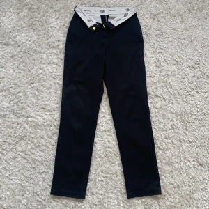 Dickies work pant - Säljer dessa dickies X carlings work pant. Jag har tyvärr växt ur dem men dem sitter väldigt bra på benen och är otroligt bekväma.