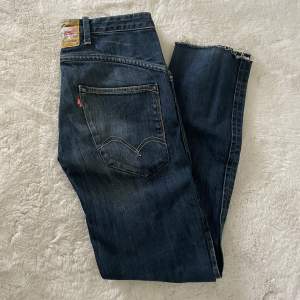 Så snygga vintage raka jeans från Levis. Säljer då de dessvärre är för små för mig. Osäker på storlek men skulle gissa att de passar en 36a.