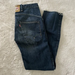 Levis jeans - Så snygga vintage raka jeans från Levis. Säljer då de dessvärre är för små för mig. Osäker på storlek men skulle gissa att de passar en 36a.