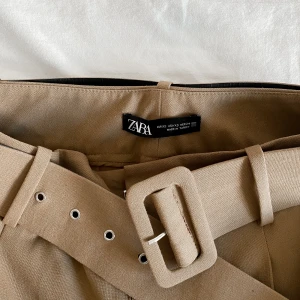 Högmidjade kostymbyxor  - Super sköna kostymbyxor ifrån ZARA med skärp. Mycket bra skick! 💛