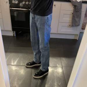 Ett par snygga weekday jeans i storlek 30/32. Modell Voyage. På bakfickan är det en liten blekning men annars är dom i perfekt skick. Pris kan diskuteras! 