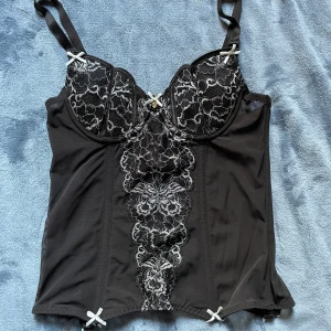 korsett topp brun - märke: Change lingerie ,i nyskick, bara använd en gång,ett av mina favorit plagg men tyvärr så är bysten för liten för mig