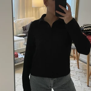 Tröja - Svart jätteskön tröja från Zara, använd en gång! Med knäppe upptill🤎