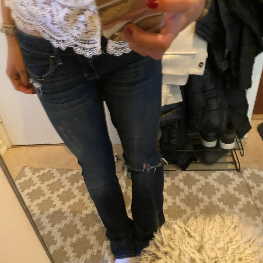 Fina lågmidjade bootcut jeans från hollister❣️dom är lite använda men har inga fläckar💗. Jeans & Byxor.