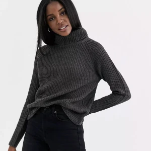 Mörk grå polotröja  - Mörkgrå polotröja till lite kallare dagar💕Storlek S, säljer för 75kr + frakt 