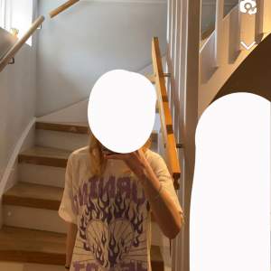 En oversize t-shirt med ett stort lila tryck på framsidan🤍. Inget tecken på användning💓. Storlek 146/152. Säljs av skäl att den inte kommer till användning längre💗. Pris kan diskuteras.