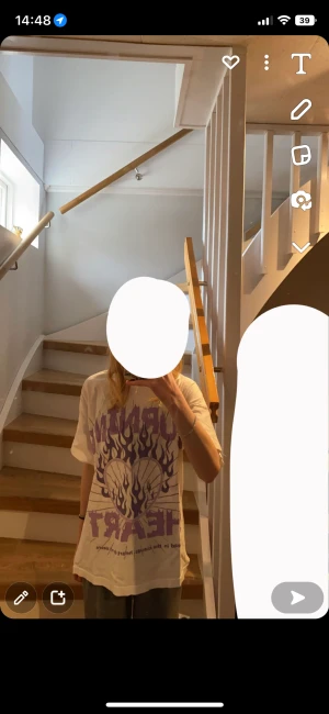Oversize t-shirt med tryck  - En oversize t-shirt med ett stort lila tryck på framsidan🤍. Inget tecken på användning💓. Storlek 146/152. Säljs av skäl att den inte kommer till användning längre💗. Pris kan diskuteras.
